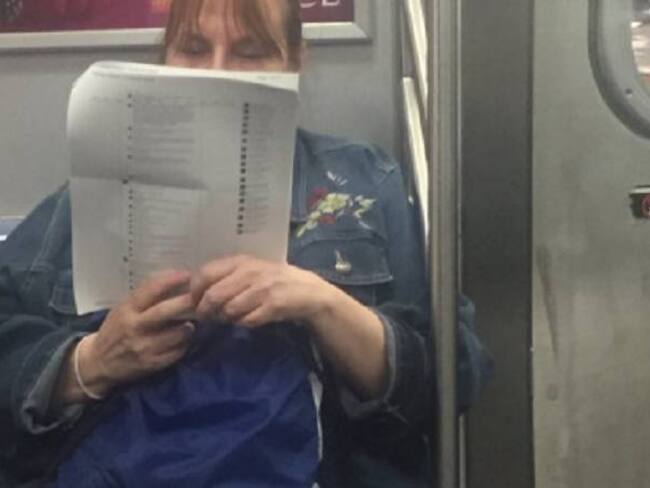 Mujer imprime 15 hojas de comentarios de Facebook para leerlos en el metro