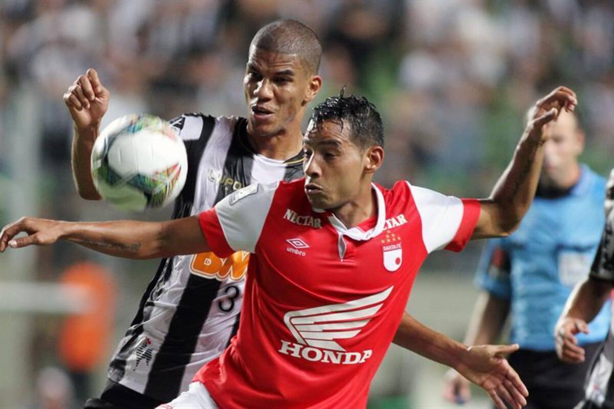 Con marcador 2-1, el campeón defensor de Copa Libertadores quedó como líder del grupo 4, al sumar su segunda victoria sobre Santa Fe, que jugó el segundo tiempo con diez hombres, por la expulsión de Wílder Medina.