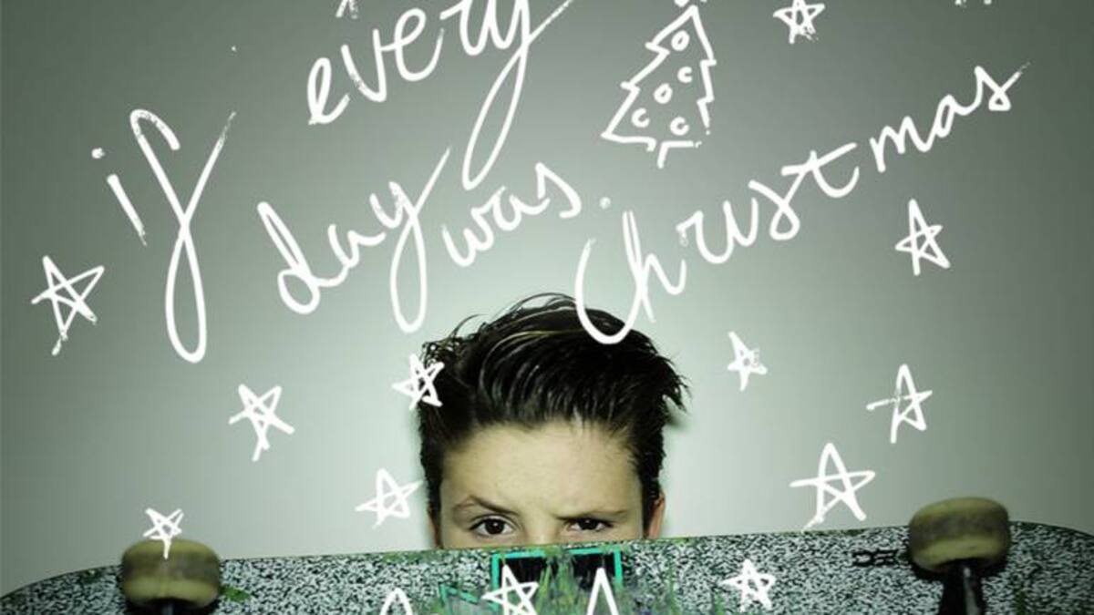 Cruz Beckham se estrena oficialmente como cantante por una buena causa