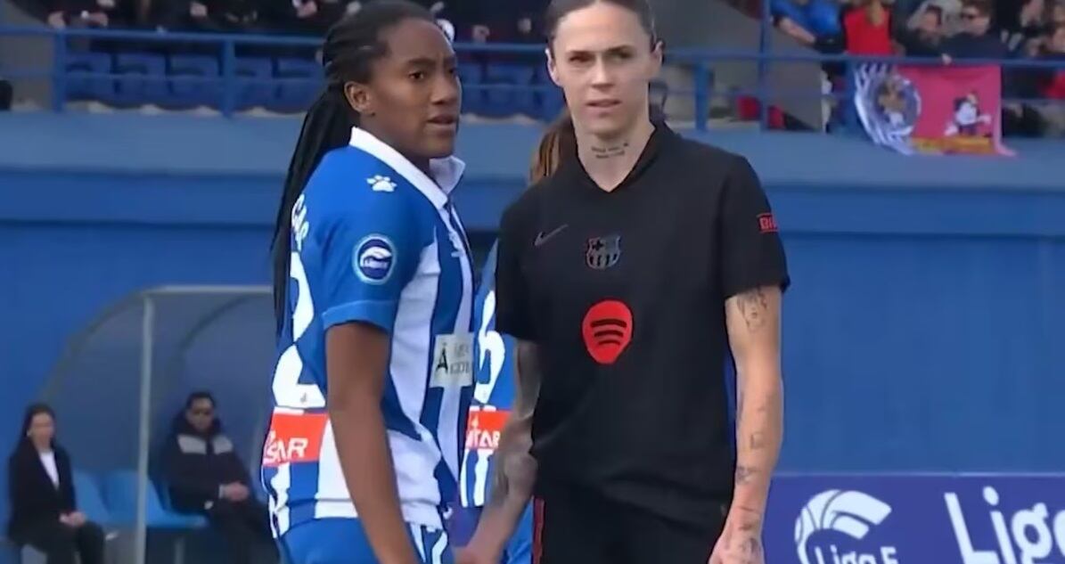 Momento en el que María Paula del Pilar toca a Daniela Caracas / Captura de pantalla