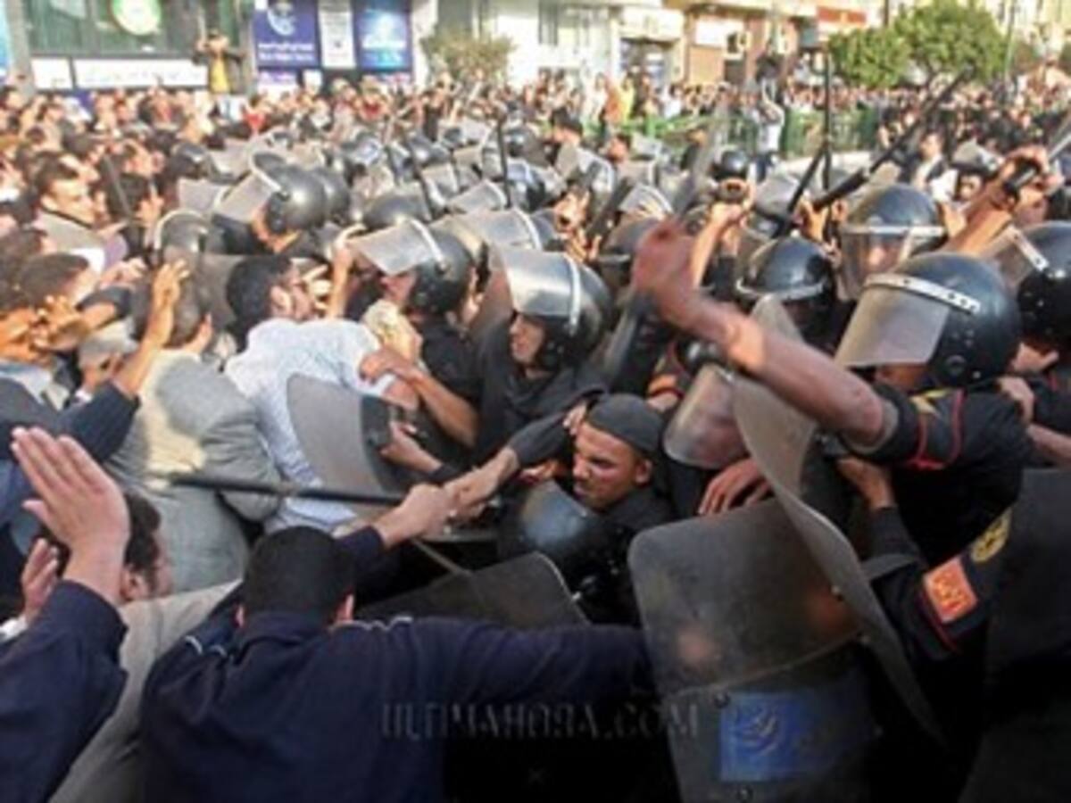 Enfrentamientos frente a la embajada de EE UU en Egipto dejan 13 heridos