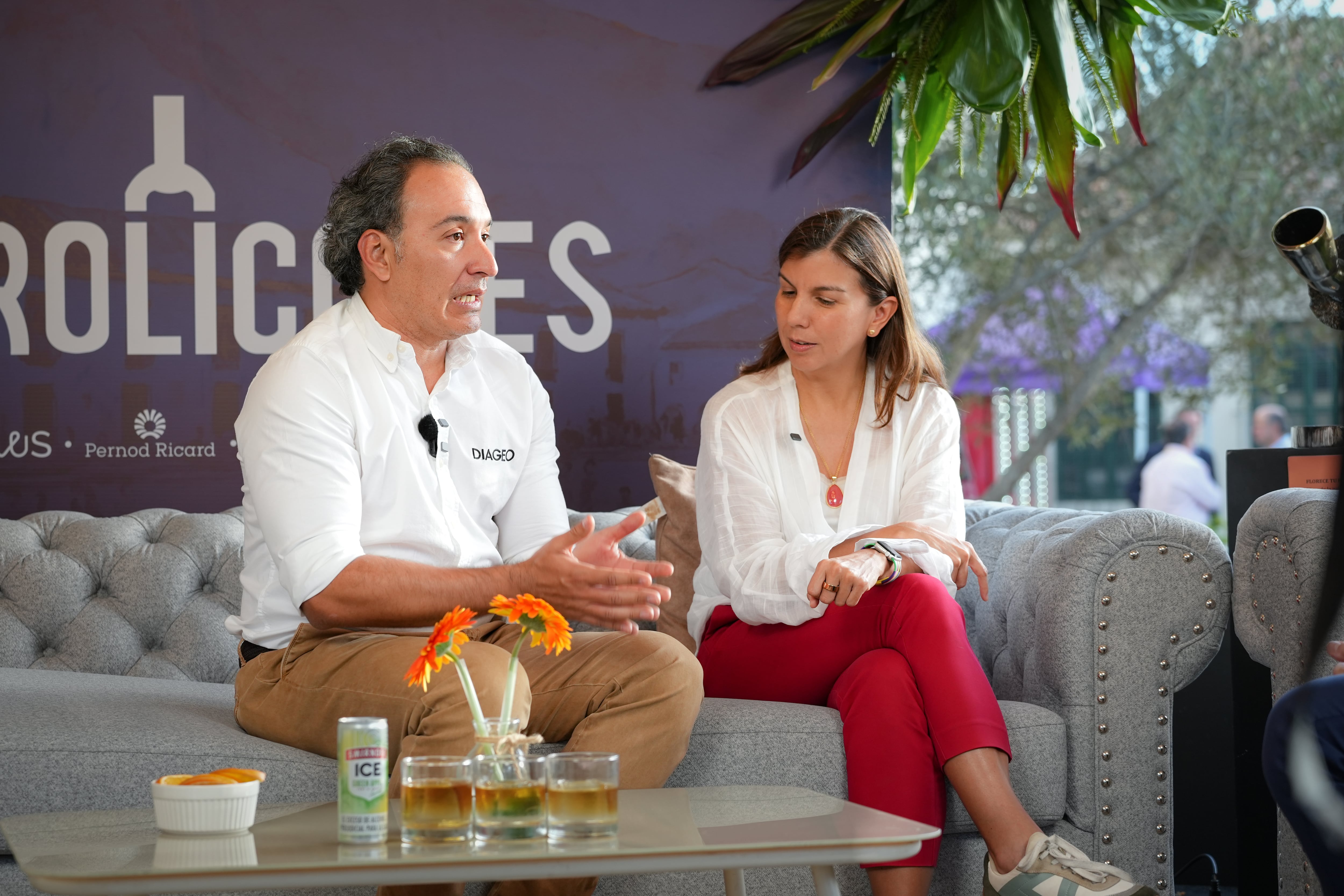 Ana Fernanda Maiguashca y Carlos Ortíz en el primer episodio de En las Rocas. | Foto: Caracol Radio