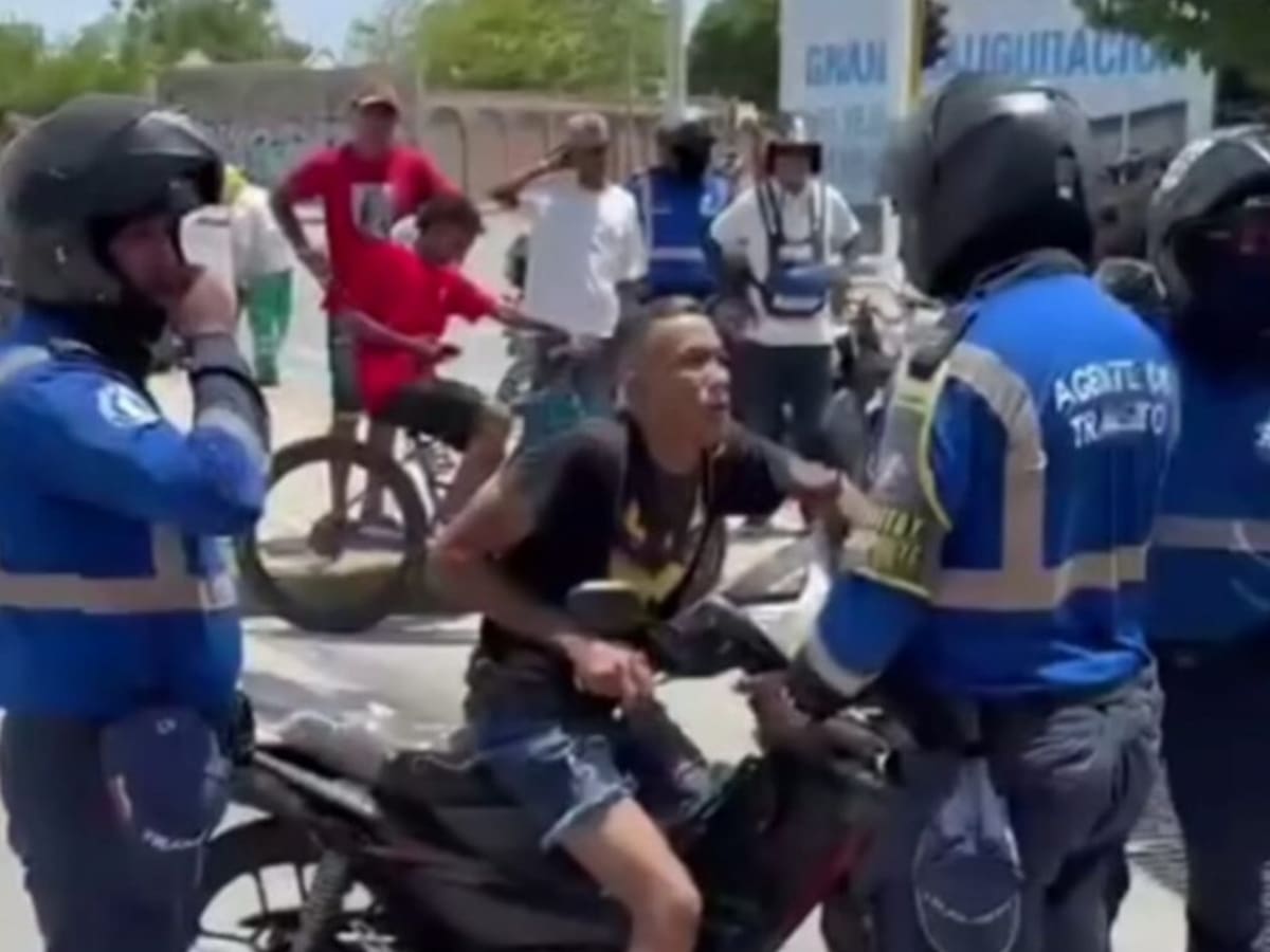 En Santa Marta, un hombre sin tecnomecánica, SOAT y placa tapada, ‘ruega’ que no le lleven su moto