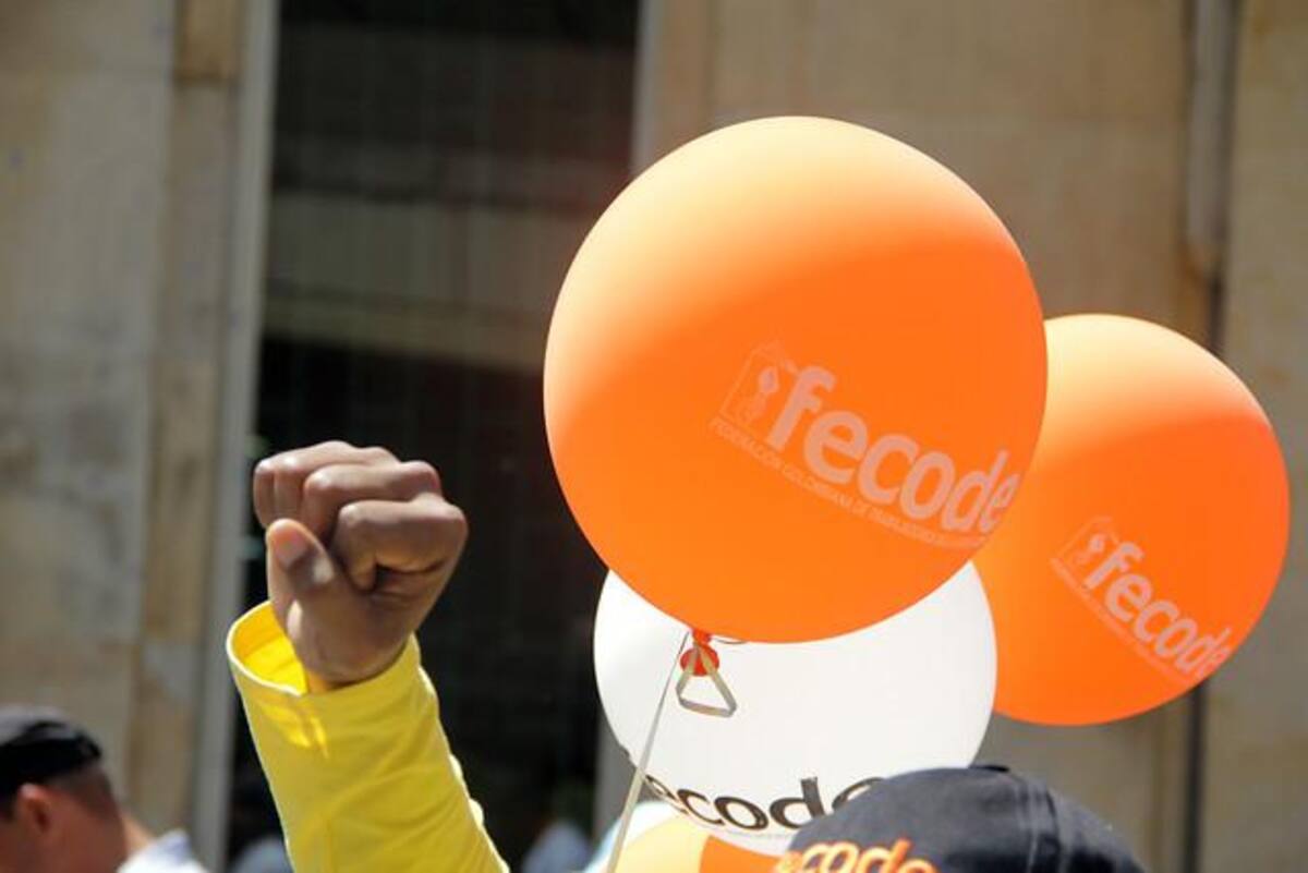Los docentes arribaron a la Plaza de Bolivar de Bogotá tras radicar pliego de peticiones en el Ministerio de Educación.