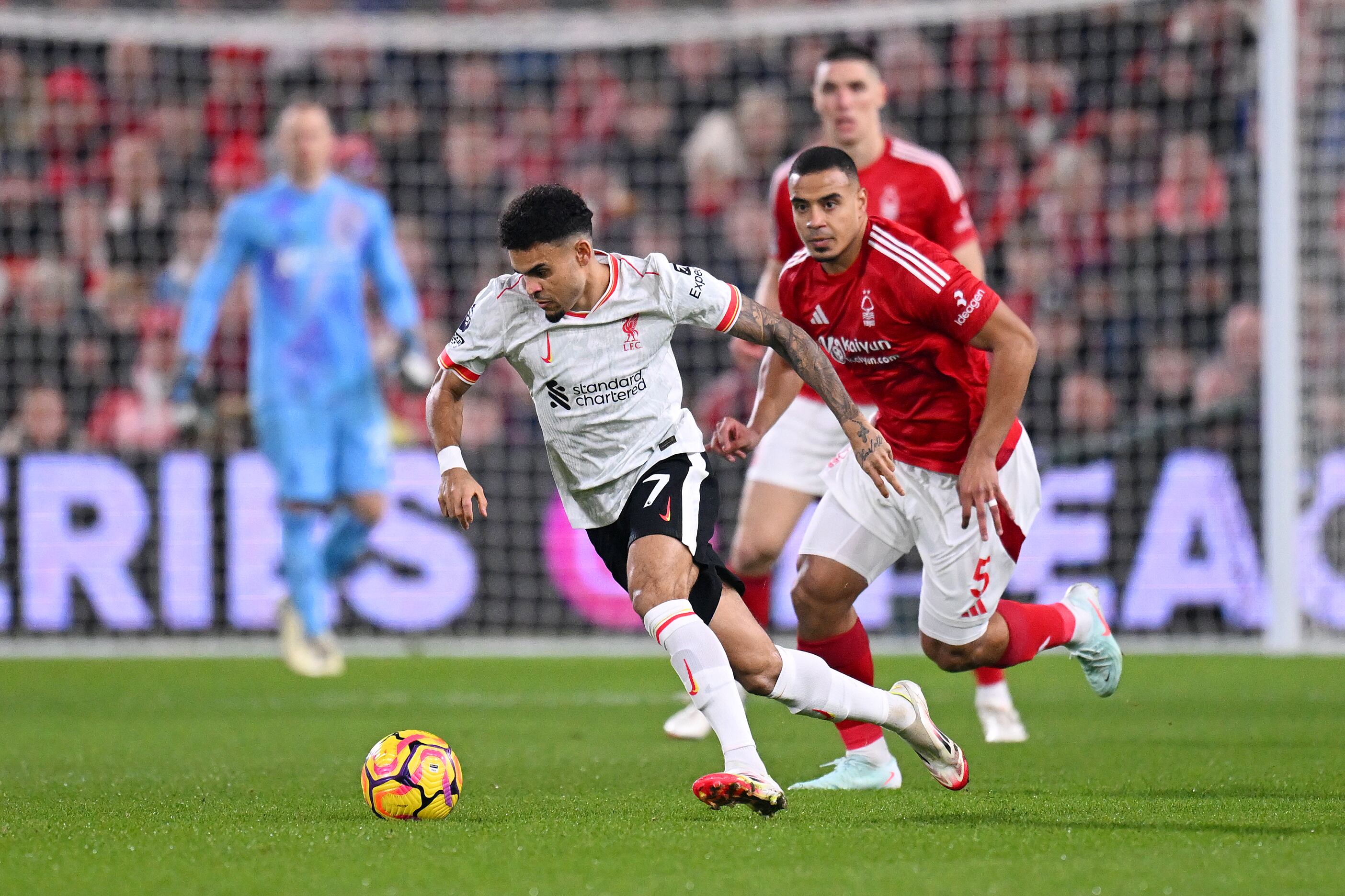 Luis Díaz durante su partido ante el Nottingham Forest. (Photo by Michael Regan/Getty Images)