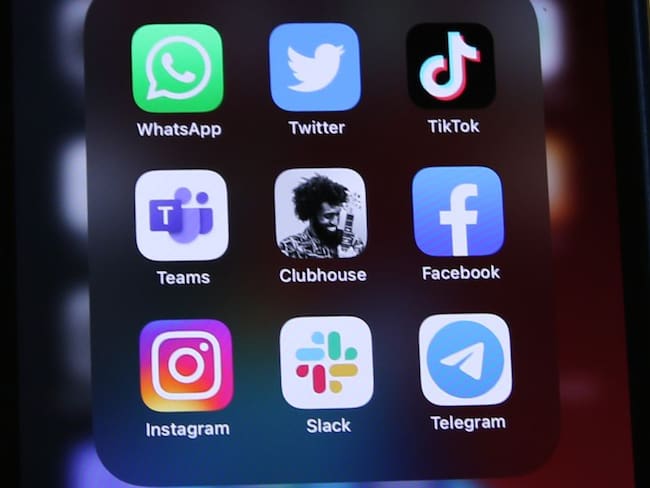 Los directivos de las redes sociales insisten en que revisar los contenidos en las cuentas de sus usuarios pueden ser considerados como una violación en la libertad de expresión. 