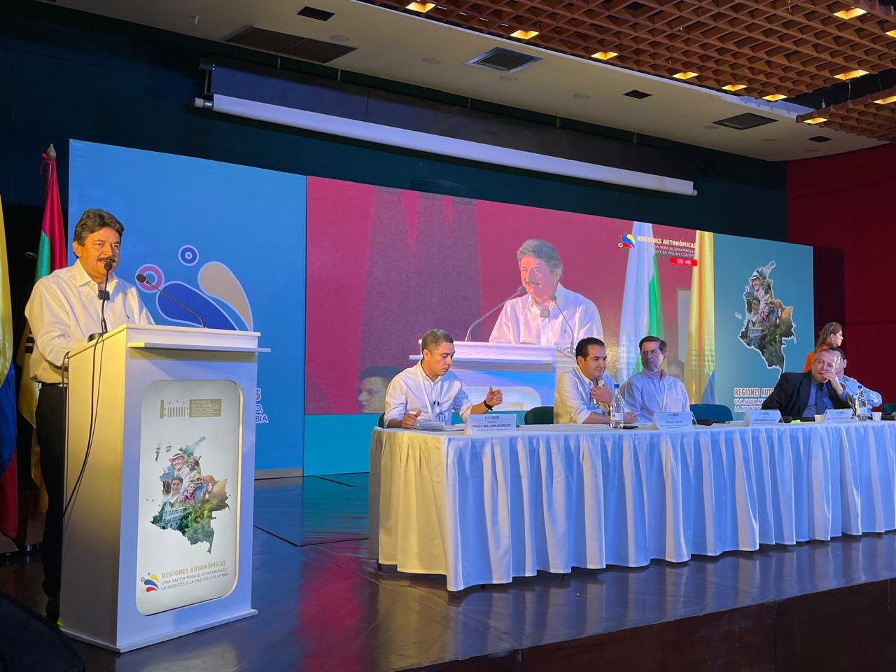 El congresista también destacó que solo cinco departamentos concentran el 80% de la riqueza nacional, mientras que el resto del país comparte el 20% restante, lo que refleja la centralización del poder y los recursos.