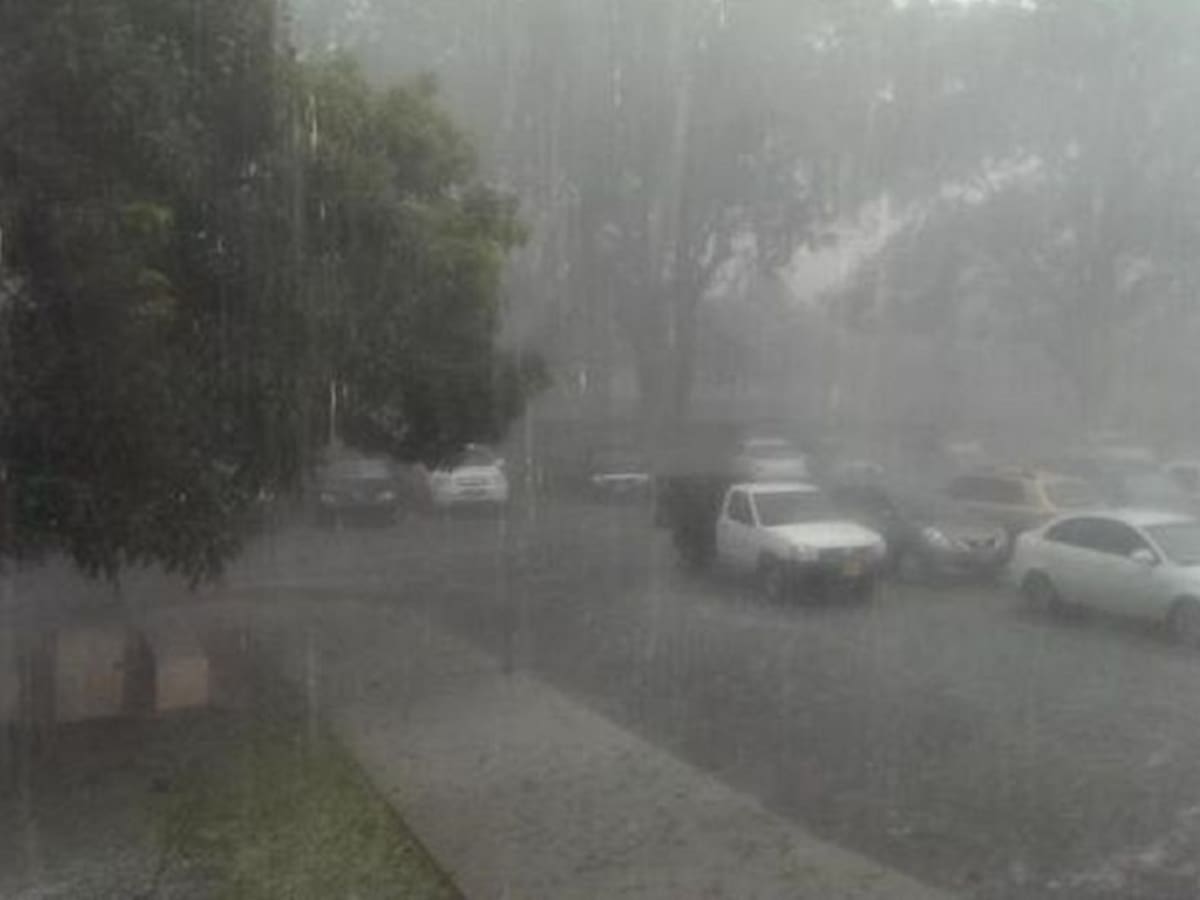 Más de mil familias han sido evacuadas por lluvias en Medellín
