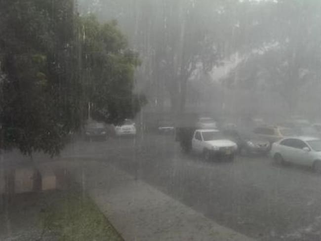 Más de mil familias han sido evacuadas por lluvias en Medellín