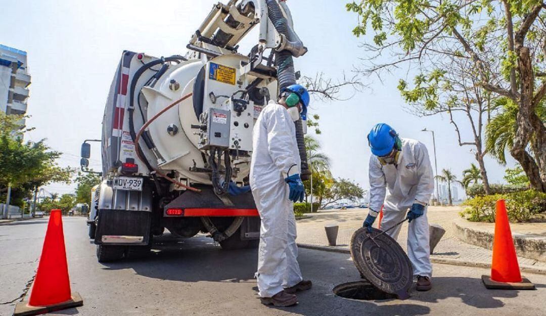 William Dau señala que el exalcalde, Dionisio Vélez, prorrogó el contrato a Aguas de Barcelona, seis años de que venciera el término