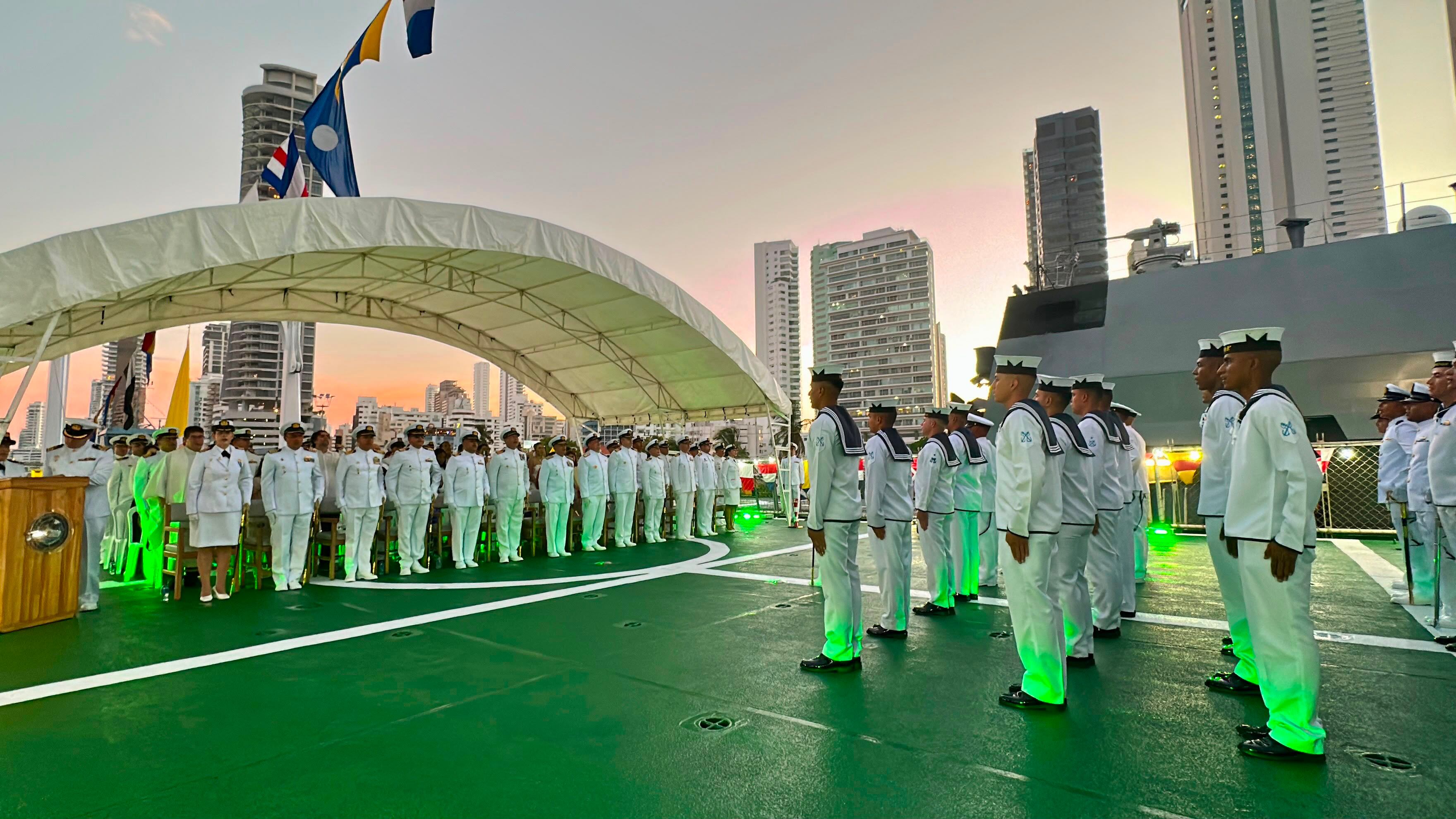 Capitán Nathalia Otálora asume el mando del buque científico ARC Simón Bolívar. // ARC Bolívar