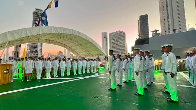 Capitán Nathalia Otálora asume el mando del buque científico ARC Simón Bolívar. // ARC Bolívar