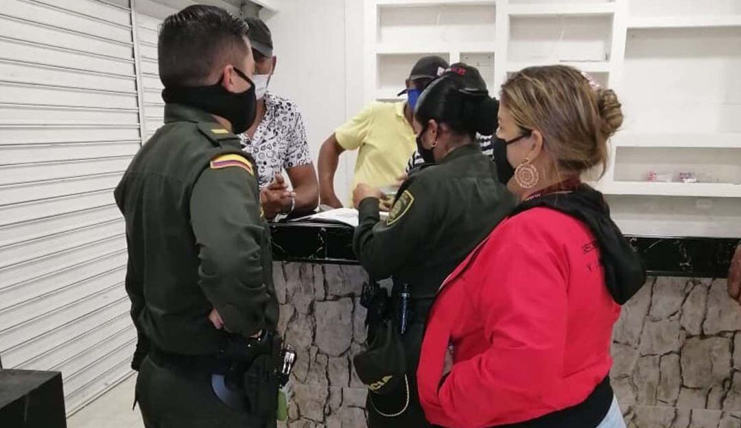 Continúan las reuniones sociales violando abiertamente el toque de queda