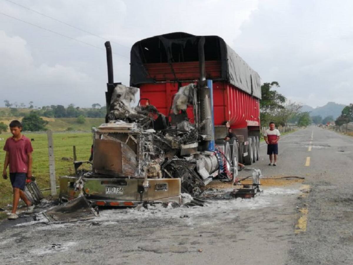 Un camión quemado y cuatro vehículos más atacados por protestas en Urabá