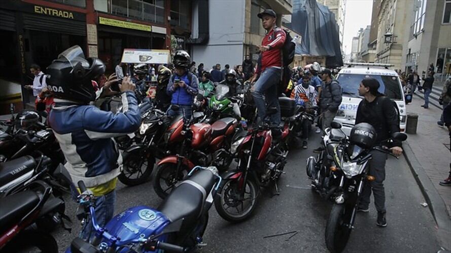 Levantan restricción de parrillero en moto en Bogotá. Foto: Colprensa