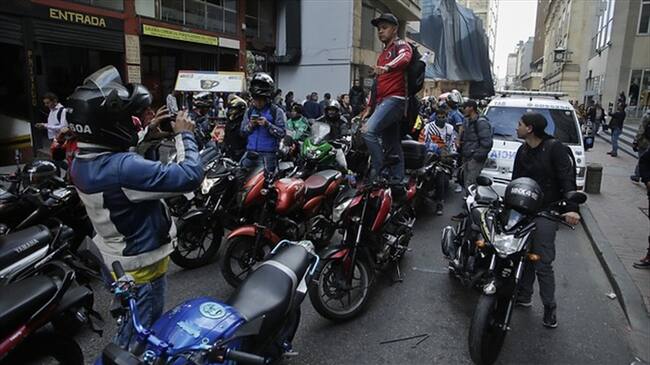 Levantan restricción de parrillero en moto en Bogotá. Foto: Colprensa
