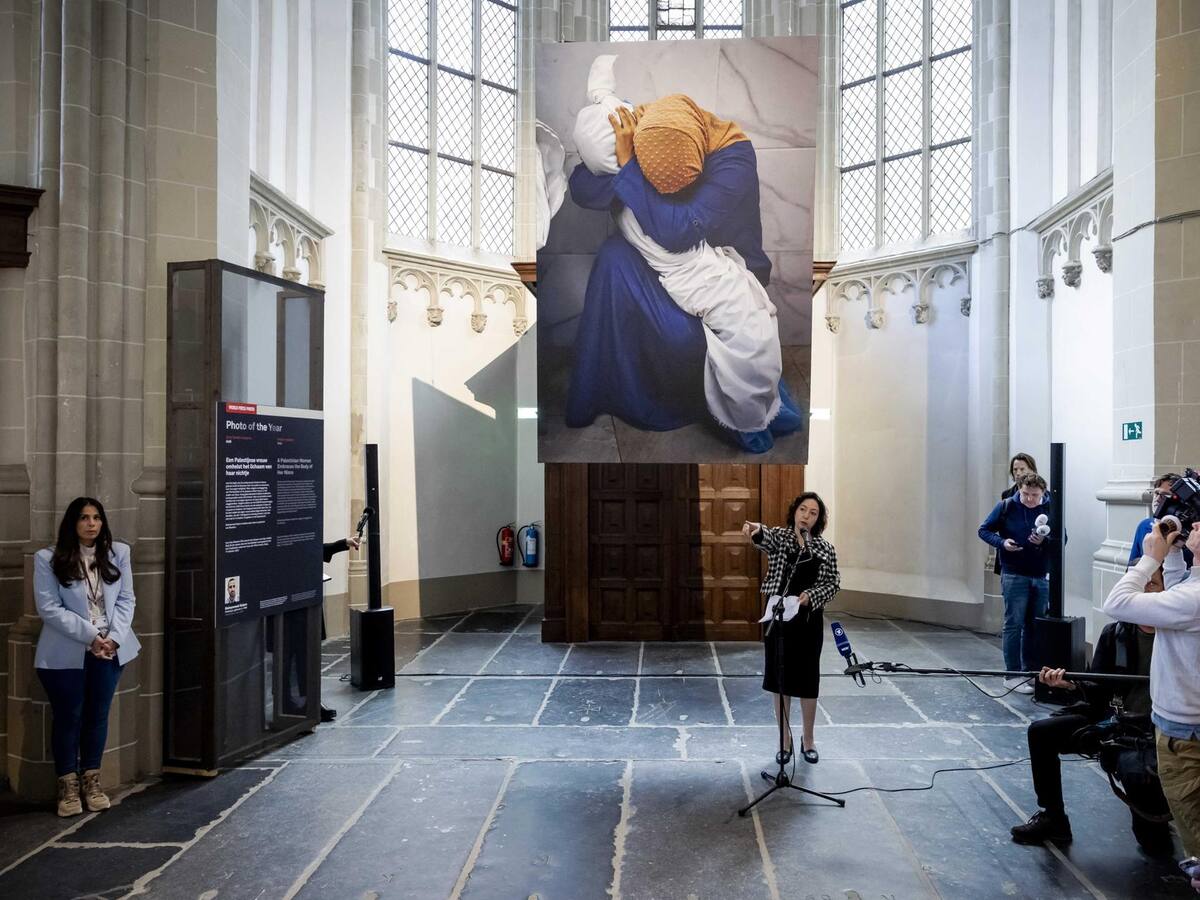 ‘Una mujer palestina abraza el cuerpo de su sobrina’: la foto ganadora del World Press 2024