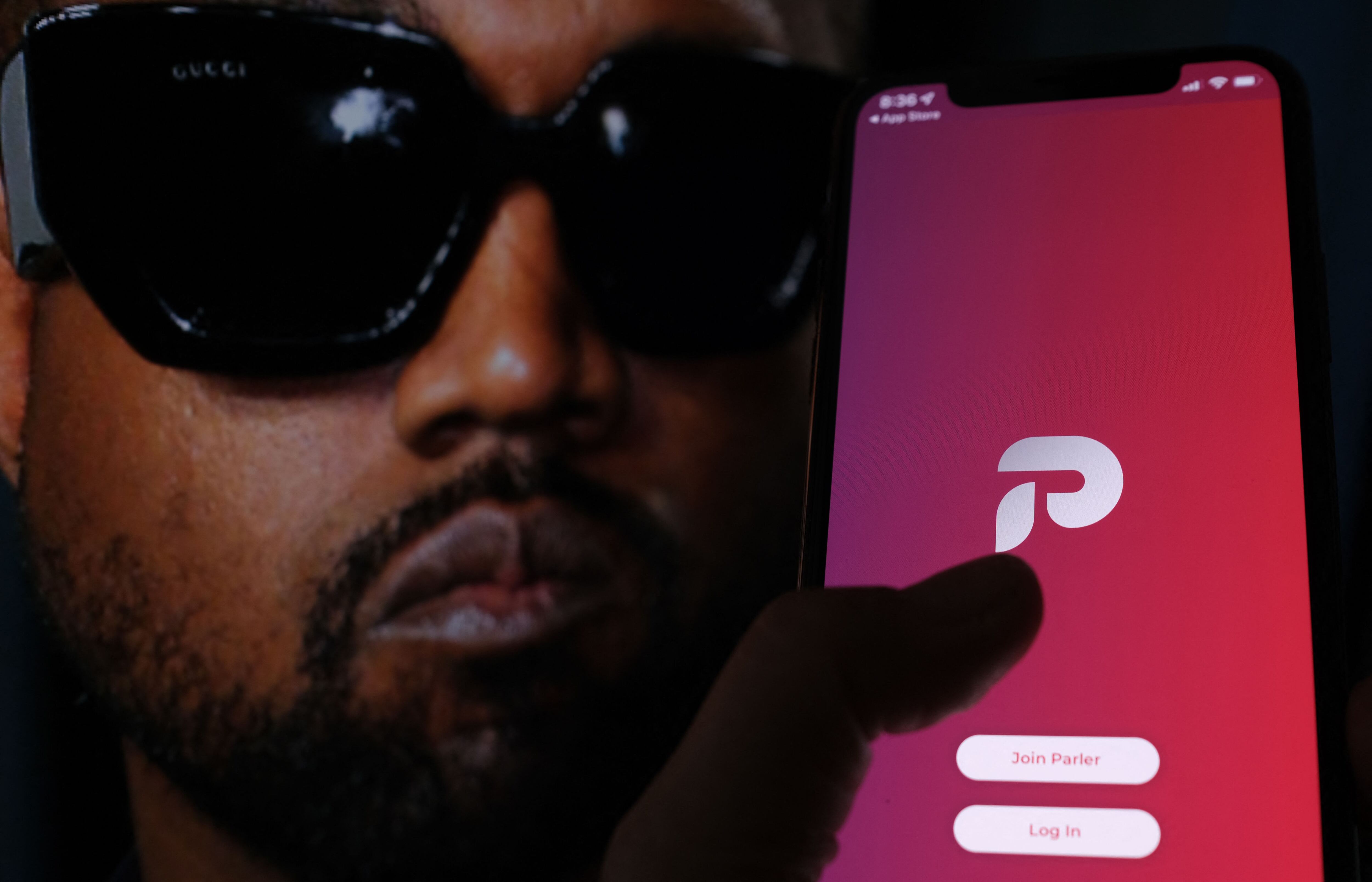 Cantante Kanye West acorodó compra de red social conservadora Parler