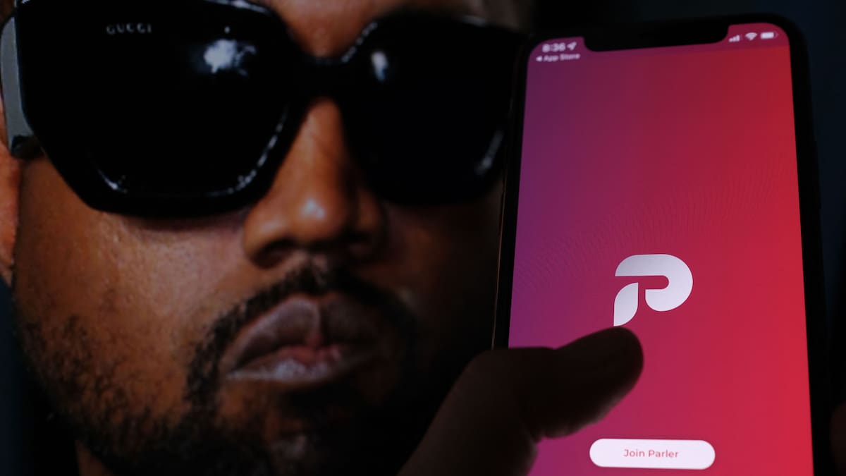 Cantante Kanye West acorodó compra de red social conservadora Parler