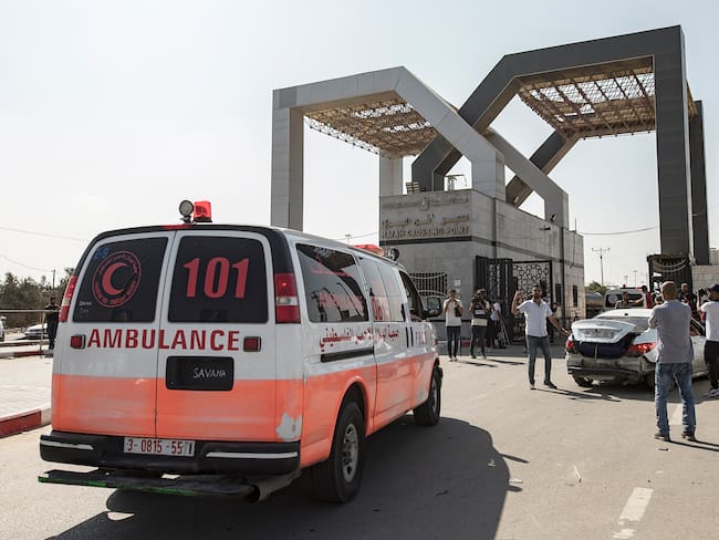 -FOTODELDÍA- EA3850. GAZA (GAZA Y CISJORDANIA), 01/11/2023.- Una ambulancia con palestinos heridos llega al paso fronterizo de Rafah entre la Franja de Gaza y Egipto. El 1 de noviembre, ambulancias que transportaban a evacuados de la Franja de Gaza atravesaron el cruce fronterizo de Rafah. Según el acuerdo firmado entre Egipto, Israel y Hamás, a varios ciudadanos extranjeros y personas con heridas graves se les permitirá evacuar el territorio asediado. Más de 8.500 palestinos y al menos 1.400 israelíes han muerto, según las Fuerzas de Defensa de Israel (FDI) y la autoridad sanitaria palestina, desde que militantes de Hamás lanzaron un ataque contra Israel desde la Franja de Gaza el 7 de octubre, y las operaciones israelíes en Gaza y Cisjordania, que le siguió. EFE/ Haitham Imad
