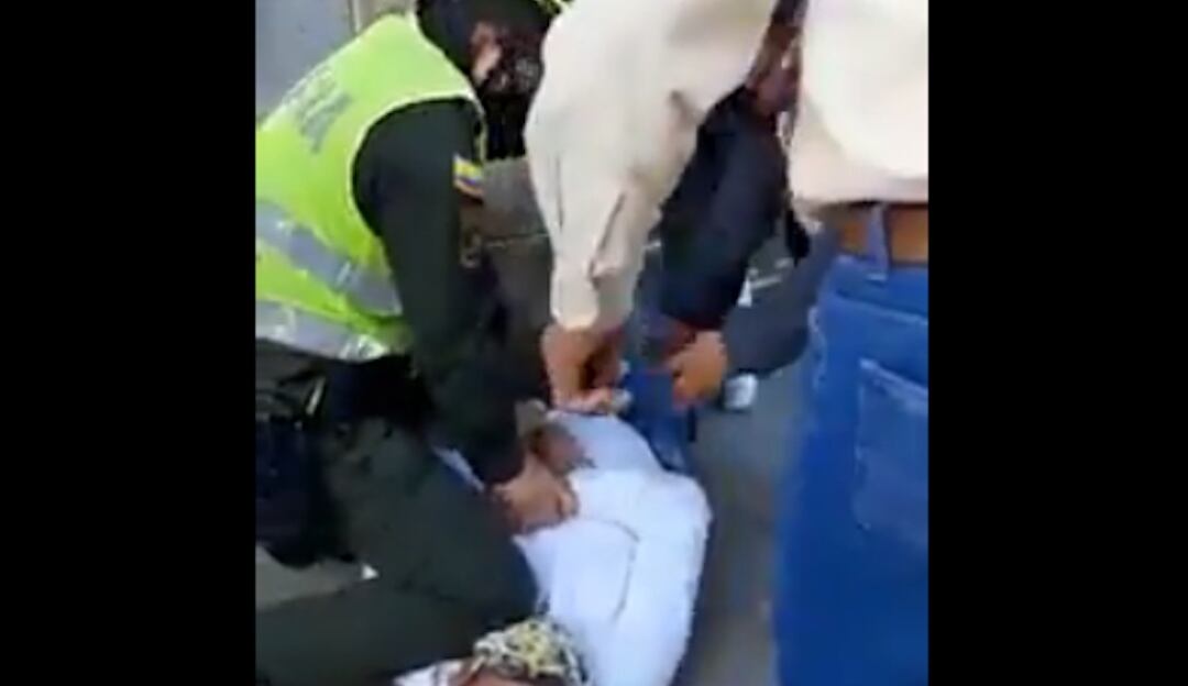 En el video se observa a uniformado agrediendo a un adulto mayor y a una persona, supuestamente operada de una de sus piernas.  