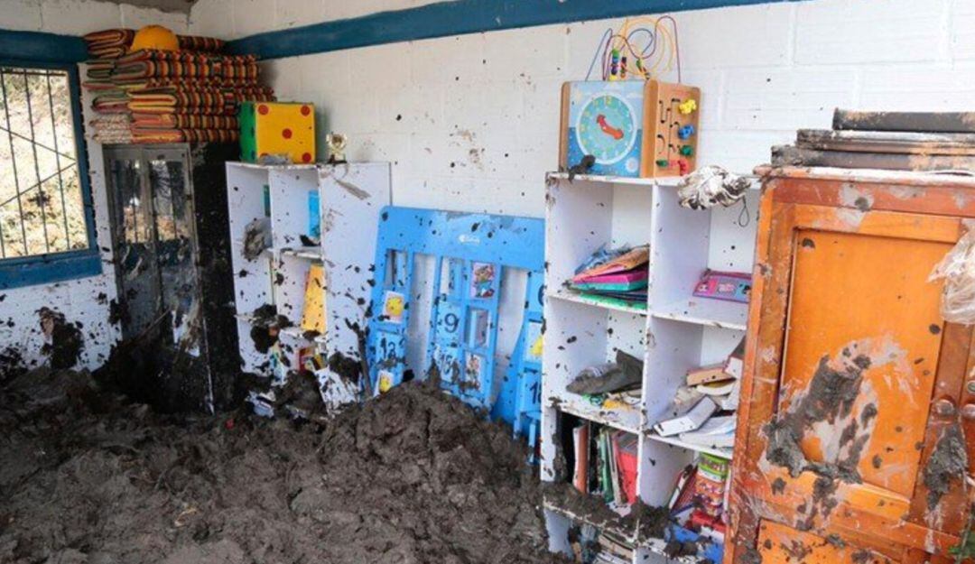 Escuela sepultada por el derrumbe