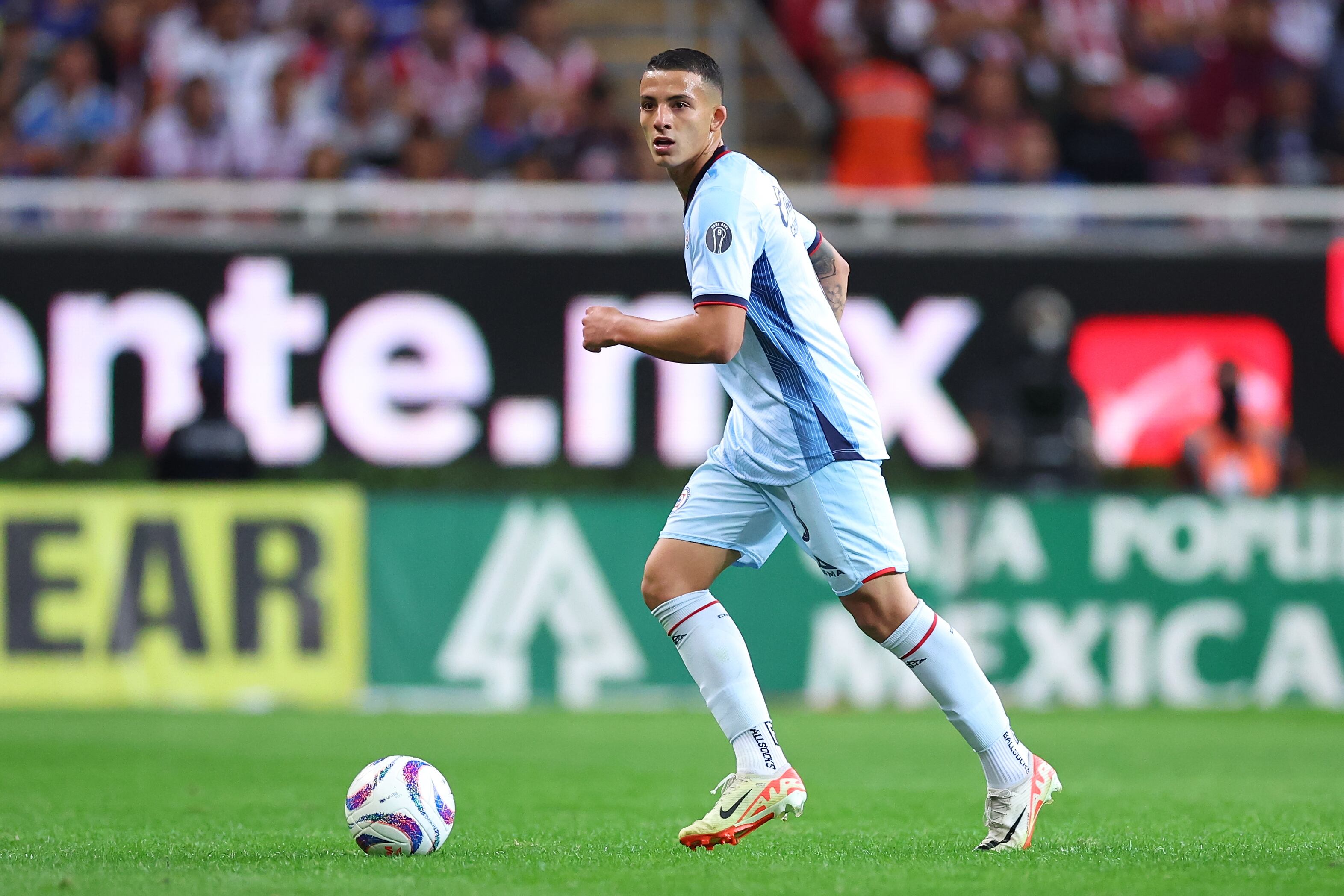 Kevin Castaño con el Cruz Azul | Foto: Simon Barber/Getty Images
