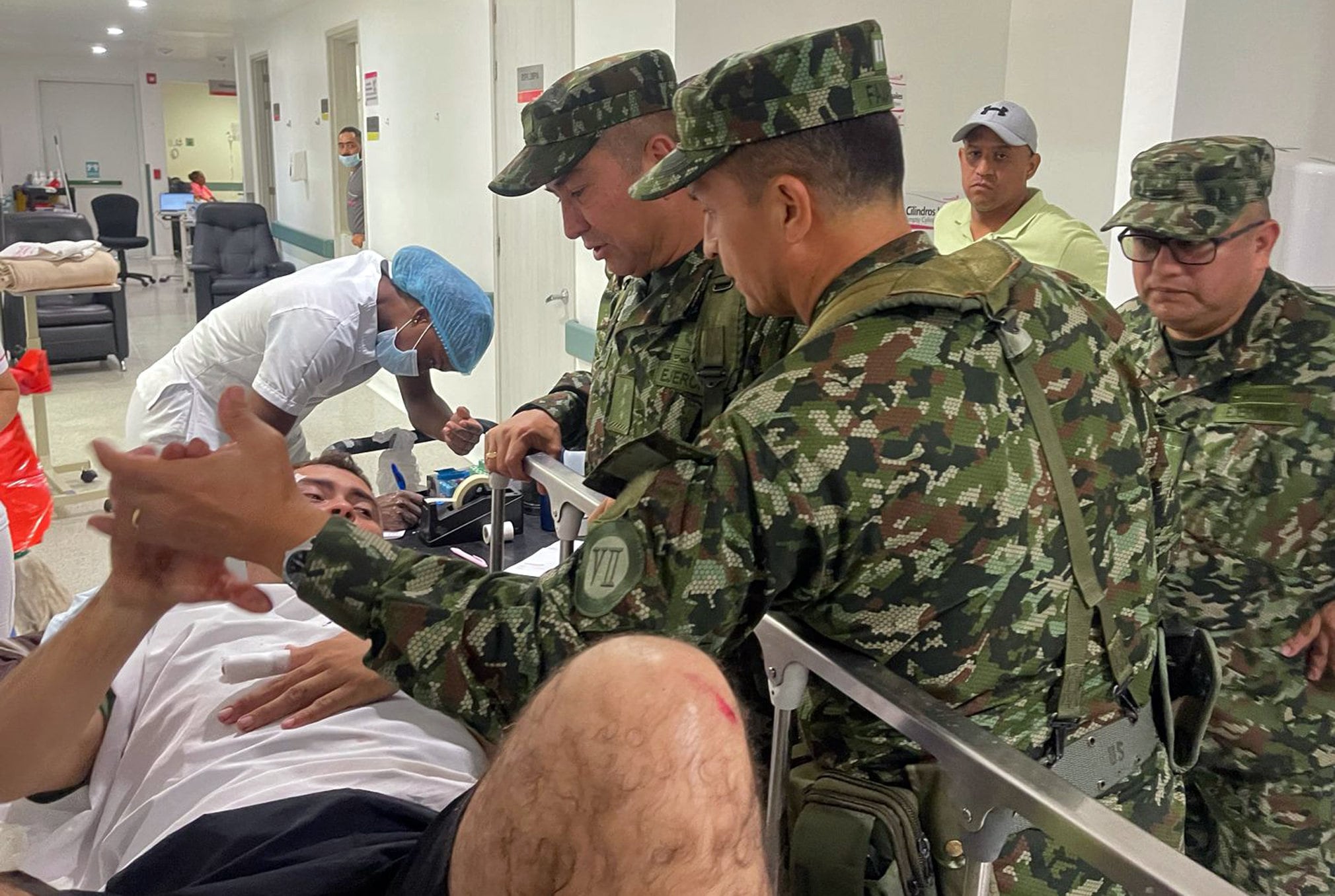 AME6310. APARTADÓ (COLOMBIA), 05/02/2024.- Fotografía cedida por el Ejército de Colombia, que muestra un militar herido en un hospital de Apartadó (Antioquia). Cuatro muertos y tres heridos dejó el accidente este lunes de un helicóptero del Ejército de Colombia en un área del Darién, la frontera natural con Panamá, informaron fuentes oficiales de los dos países. EFE/Ejército de Colombia /SOLO USO EDITORIAL /NO VENTAS /SOLO DISPONIBLE PARA ILUSTRAR LA NOTICIA QUE ACOMPAÑA /CRÉDITO OBLIGATORIO