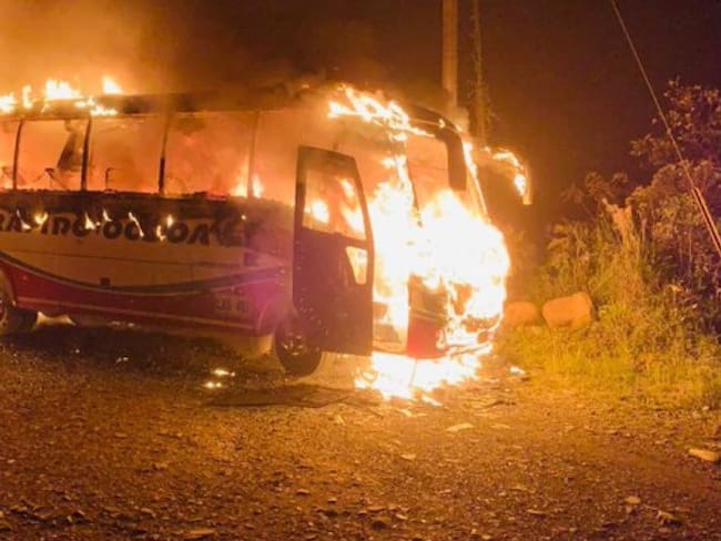 Queman bus de Rápido Ochoa en vía Medellín - Quibdó. Foto: cortesía