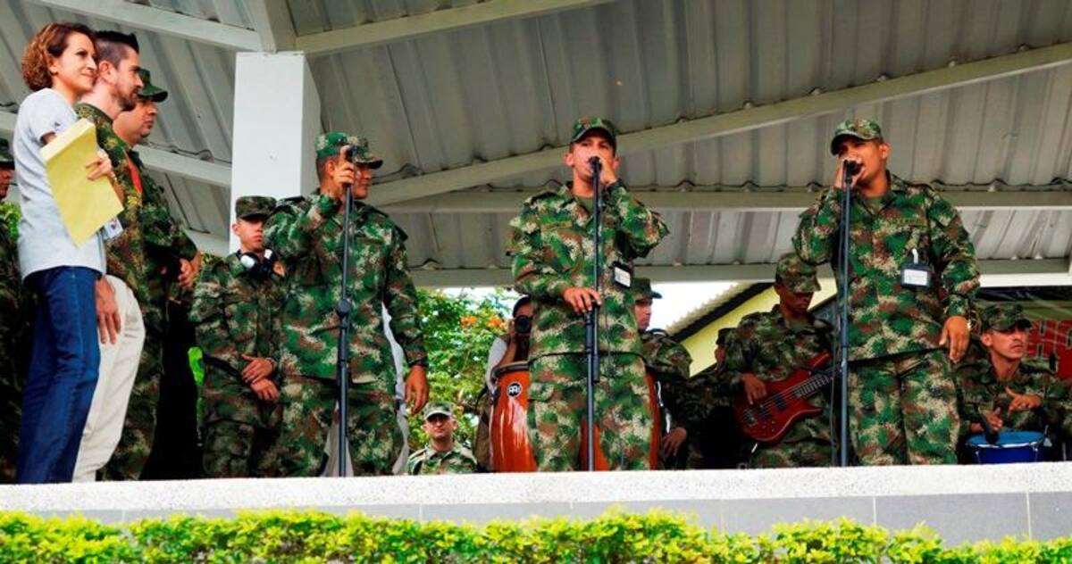 Durante el evento, integrantes de la Policía, el Esmad y el Ejército recibieron con emoción a Juanes, le prepararon una presentación musical con vallenato y otra con un Michael Jackson del batallón "Coronel Francisco José de Caldas".
