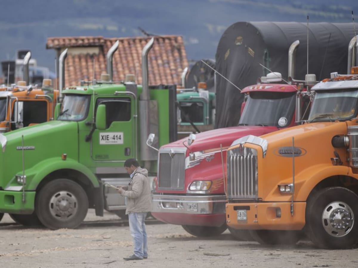 Vándalos saquearon la carga de 50 camiones en el municipio de Buga