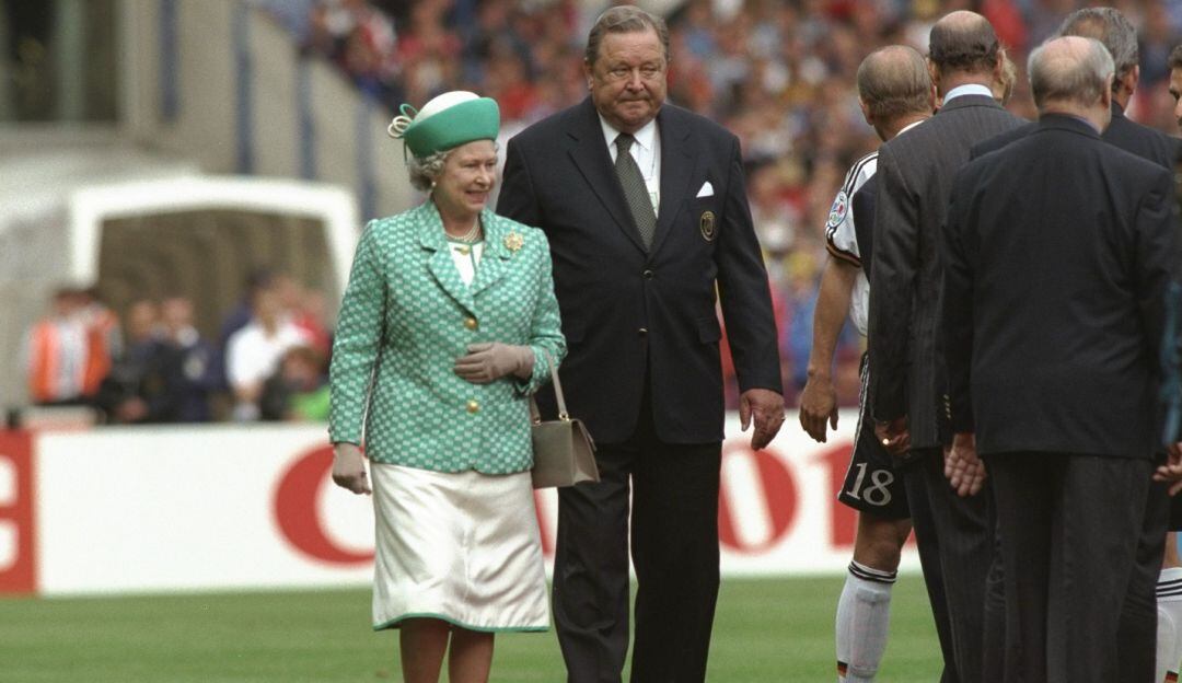 La reina Isabel II durante un partido de Eurocopa entre Alemania y República Checa en 1966
