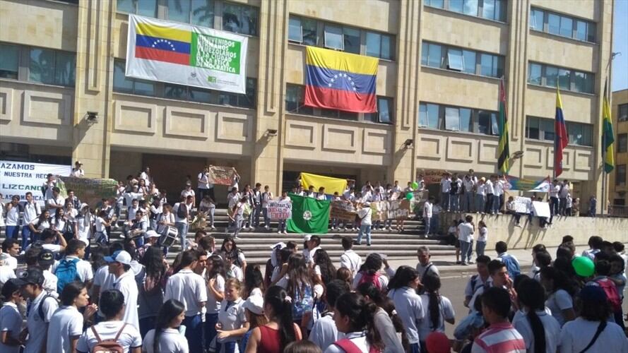 Estudiantes protestan por cambio de 14 rectores en Bucaramanga. Foto: Alejandra Rodríguez (W Radio)