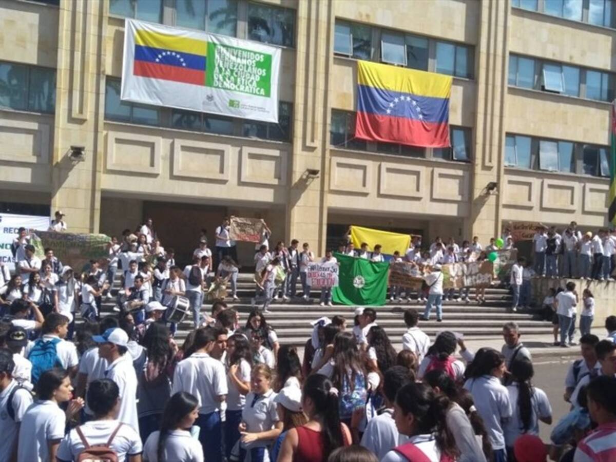Estudiantes protestan por cambio de 14 rectores en Bucaramanga