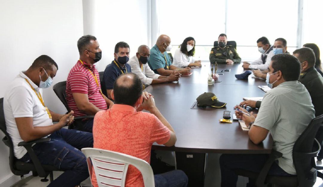 Los conductores se levantaron de la mesa de diálogo porque el Distrito se ratifica en gestionar el traslado a otras rutas disponibles