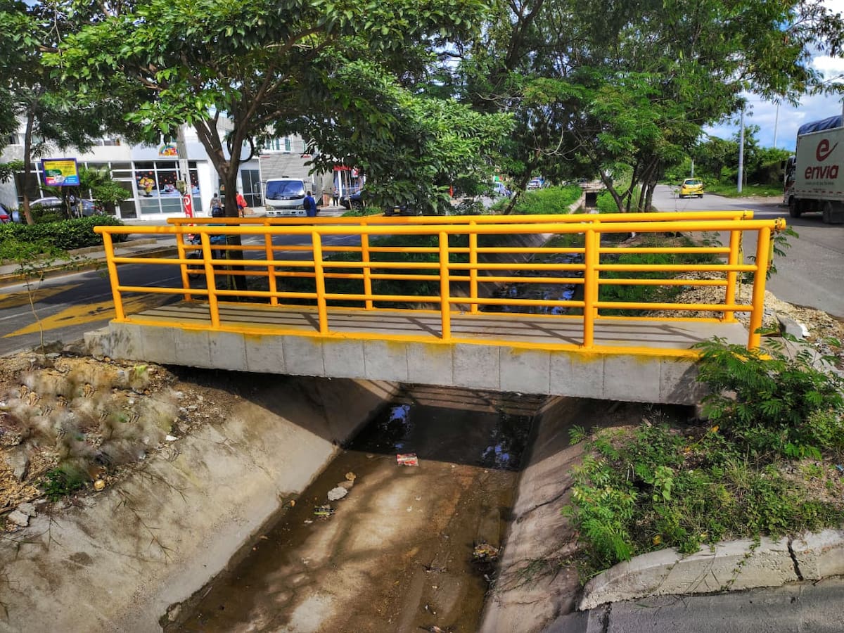 Vecinos de La Carolina en Cartagena estrenan dos puentes peatonales para cruzar su canal pluvial