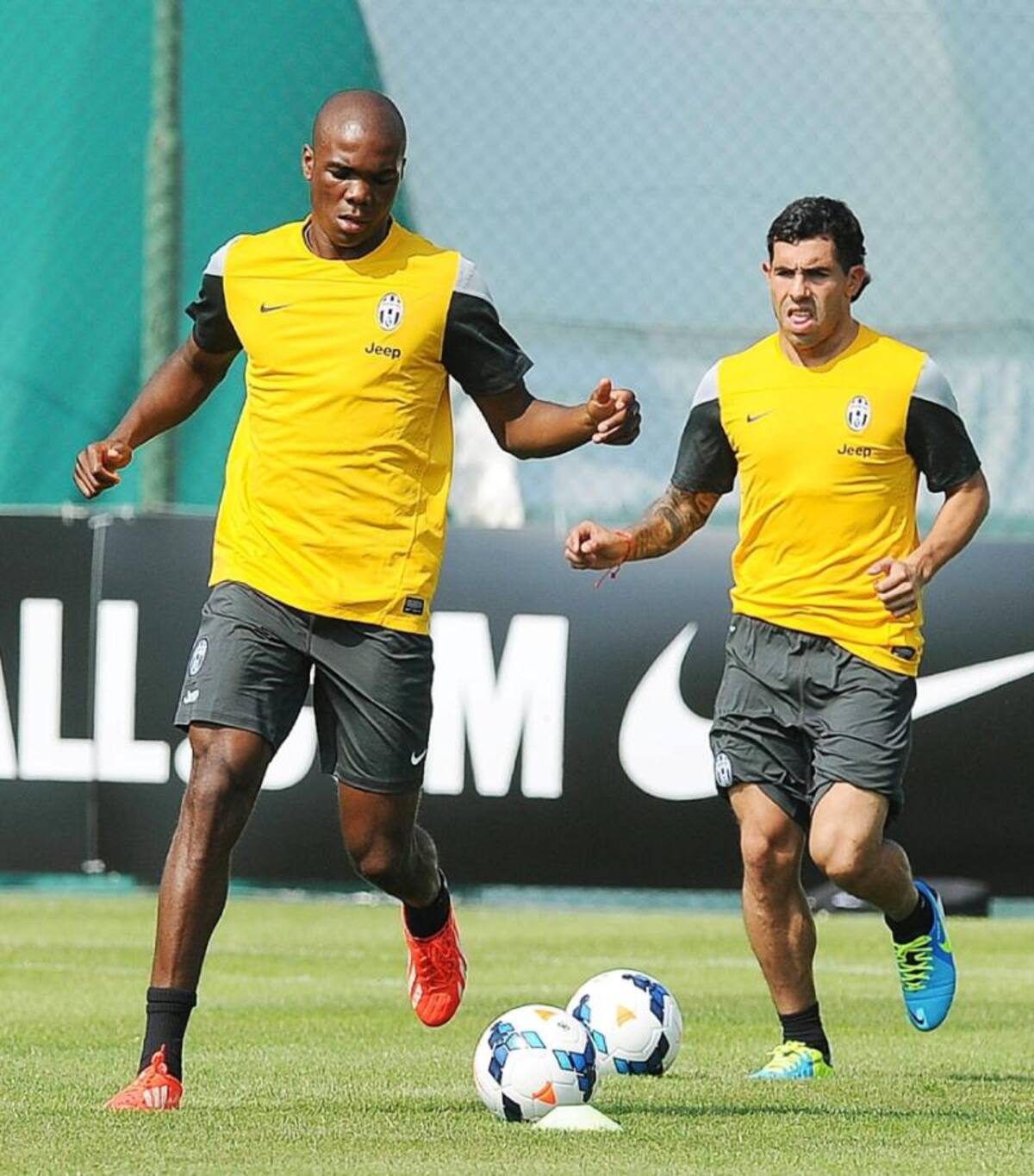 El delantero argentino del Juventus, Carlos Tévez (d), entrena junto a su compañero Angelo Ogbonna durante la preparación para la temporada 2013-14, en Chatillon, Aosta, Italia. EFE/Alessandro Di Marco