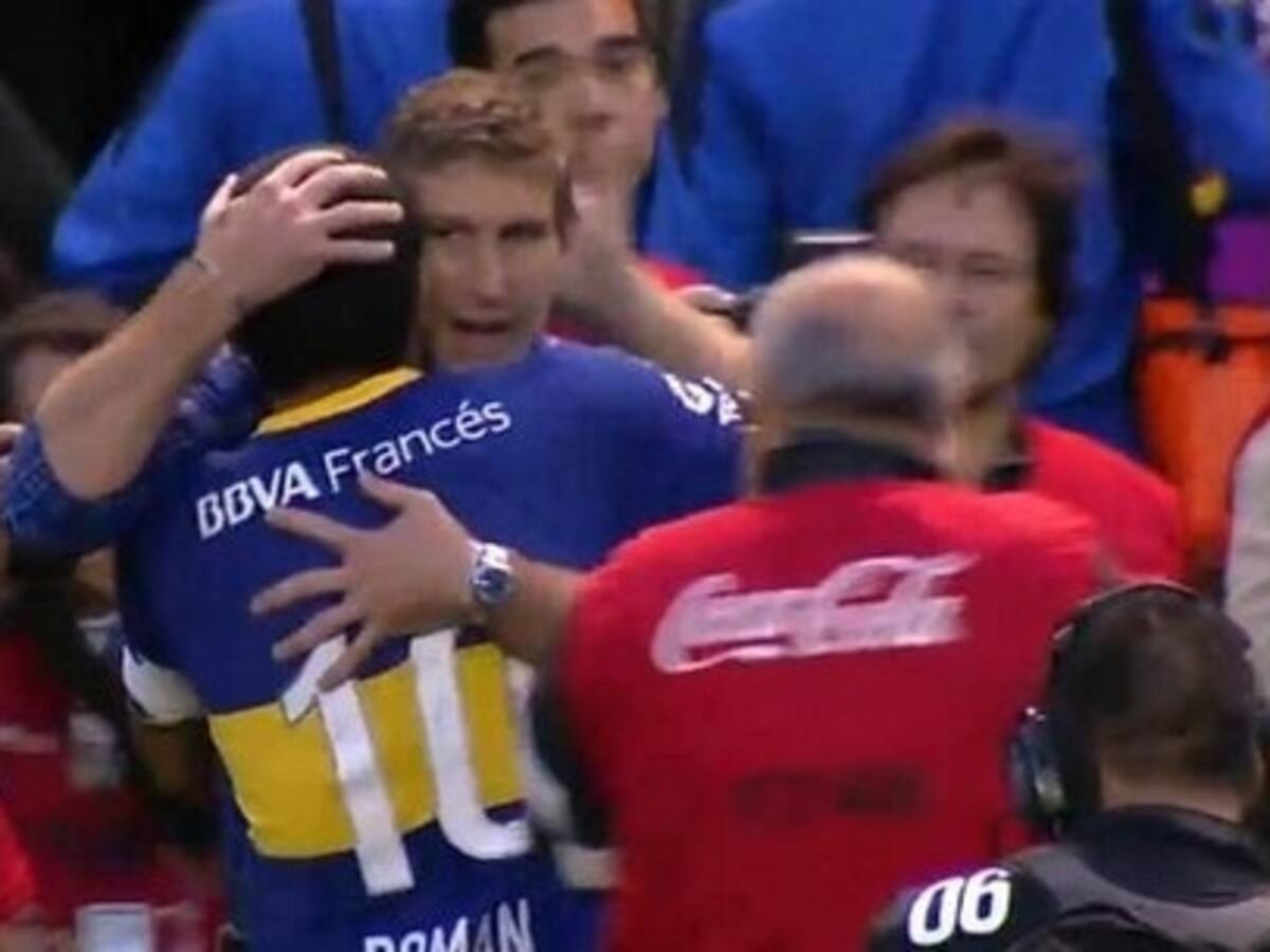 El abrazo de dos grandes: Palermo y Riquelme