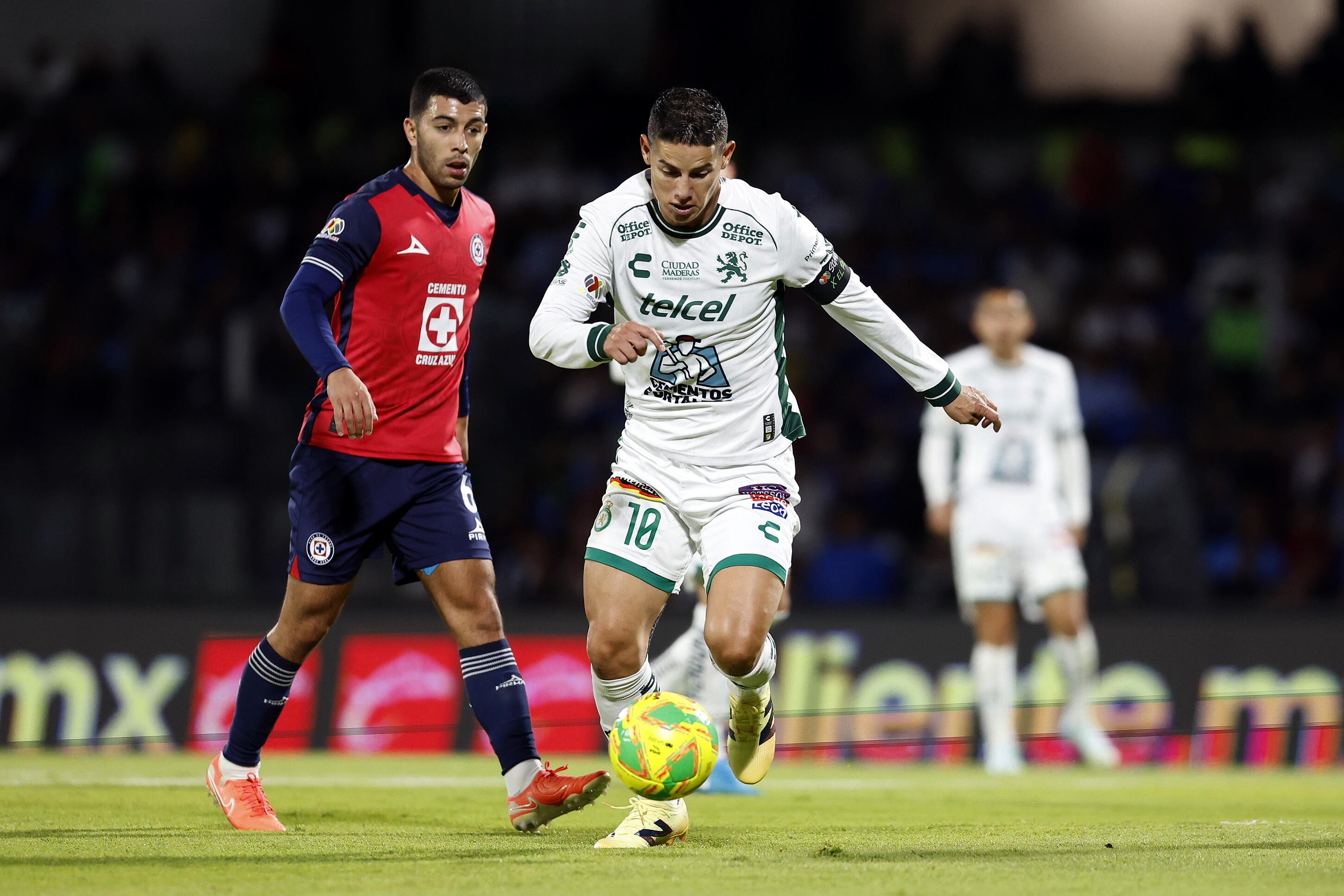 MEX0000. CIUDAD DE MÉXICO (MÉXICO), 15/04/2025.- Erick Lira (i) de Cruz Azul disputa un balón con James Rodríguez (d) del León este martes, durante un juego por la jornada 15 del torneo Clausura 2025 de la Liga MX, en el estadio Olímpico Universitario de Ciudad de México (México). EFE/ Sáshenka Gutiérrez