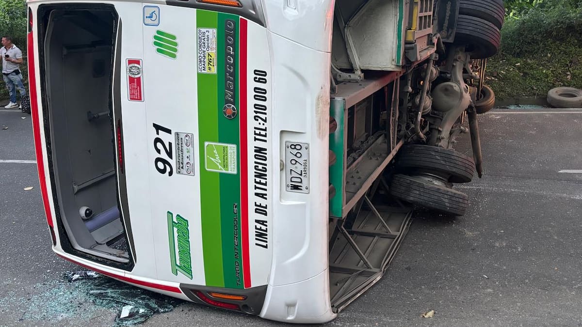 Un bus de servicio público que se volcó en Girardota dejó alrededor de 30 lesionados