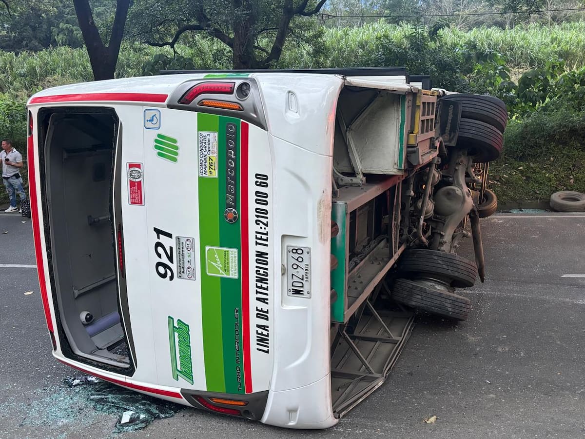Un bus de servicio público que se volcó en Girardota dejó alrededor de 30 lesionados