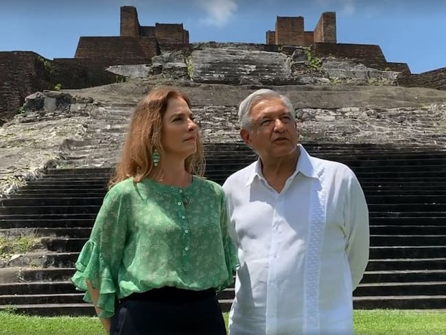 Andrés Manuel López Obrador (d) y a su esposa, Beatriz Gutiérrez Müller