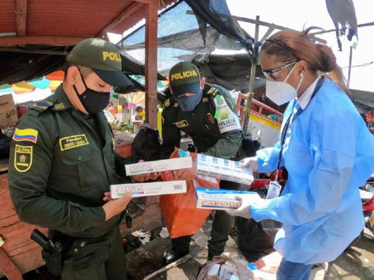Decomisan cigarrillos y licor de contrabando en el mercado de Cartagena