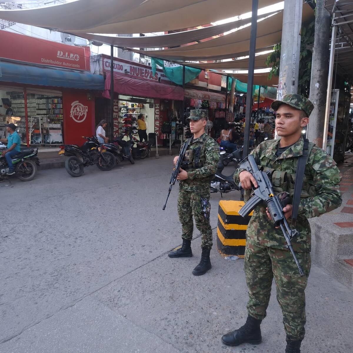 Militares y Grupo Élite de la Policía custodian la zona comercial de Fundación, Magdalena