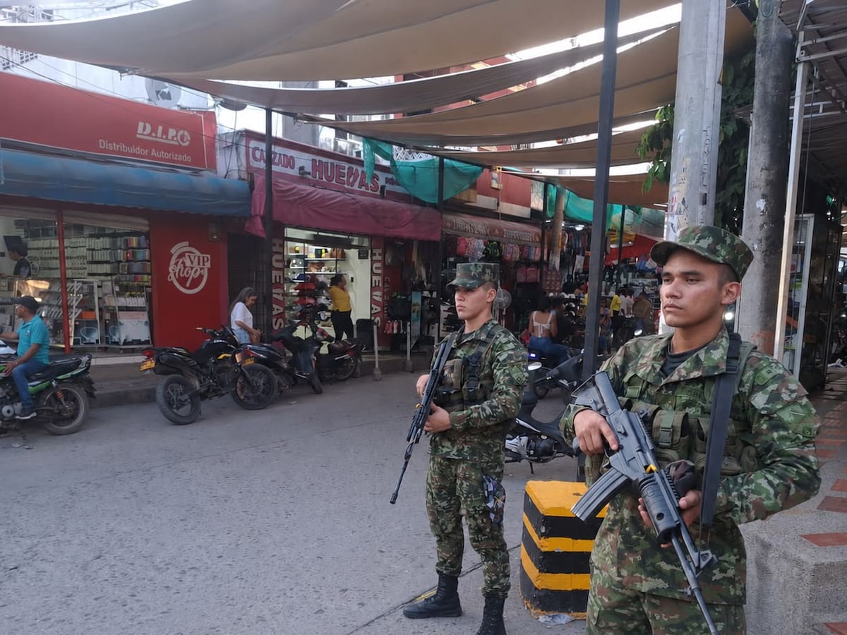 Militares y Grupo Élite de la Policía custodian la zona comercial de Fundación, Magdalena