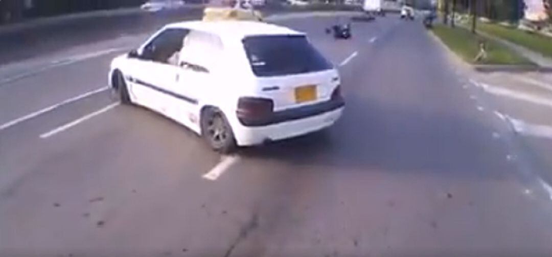 ¡Imprudente! Conductor atropelló motociclista y se voló