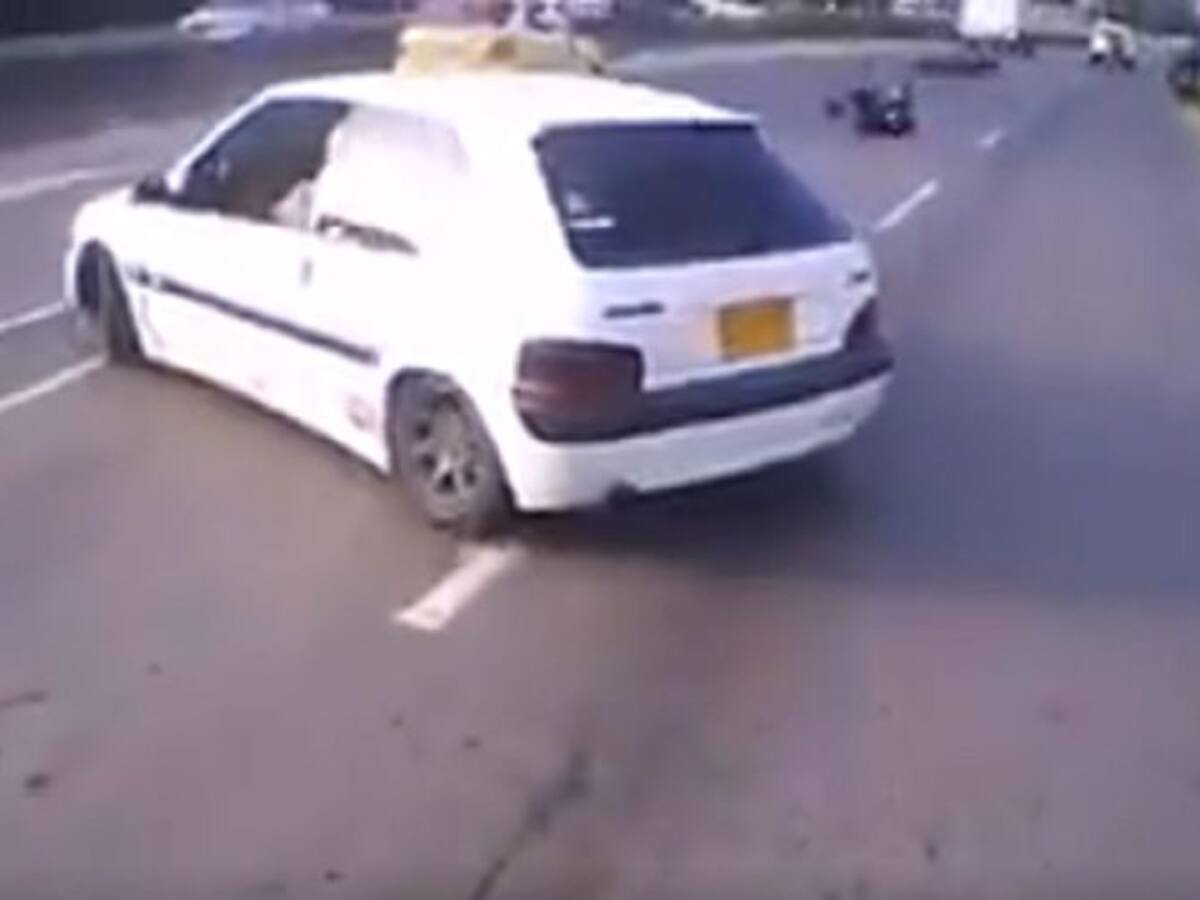 ¡Imprudente! Conductor atropelló motociclista y se voló