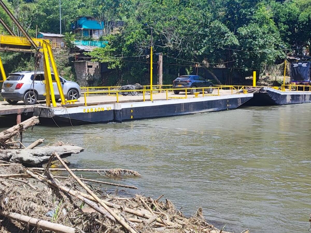 Sigue polémica, barcaza sobre el río La Vieja continúa operando entre Quindío y Valle