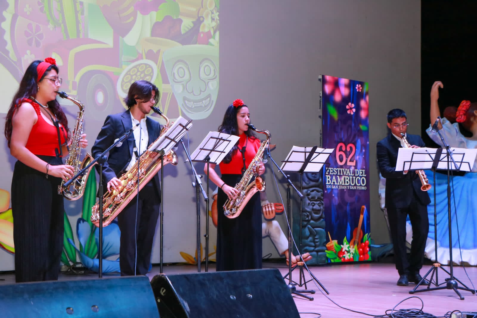 El Teatro Pigoanza de la ciudad de Neiva, fue el escenario donde brillaron los compositores, dejando lo mejor de sí en cada nota musical.