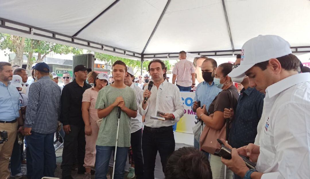 Federico Gutiérrez durante su visita en el centro de Barranquilla acompañado de personas en condición con discapacidad